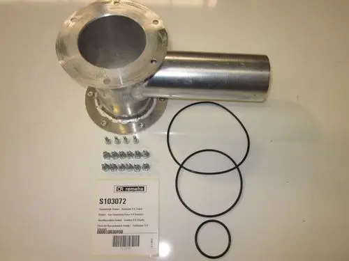 Remeha Anschlussstück aus Aluminium für Venturi-Gebläse, inklusive Schrauben und Dichtungen, angeordnet auf einer neutralen Unterlage.